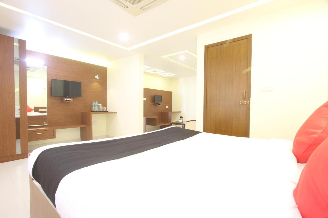 Divines Business Hotel Kuzhittura 外观 照片