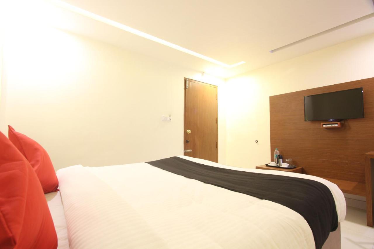 Divines Business Hotel Kuzhittura 外观 照片